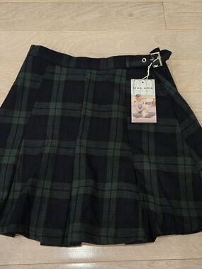 HALARA Plaid Skirt✨️ Make An Offer ✨️